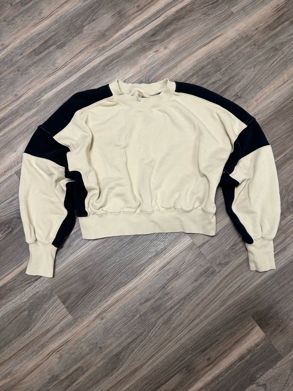 Mono B Contrast Edge Cropped Sweatshirt